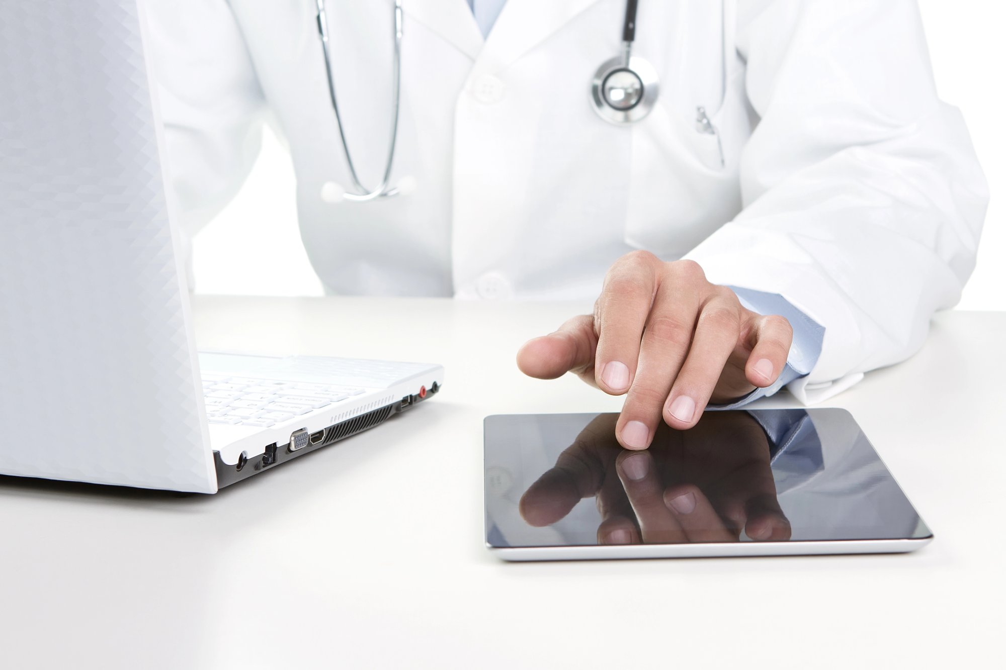 Ärztin bei der digitalen Praxisverwaltung