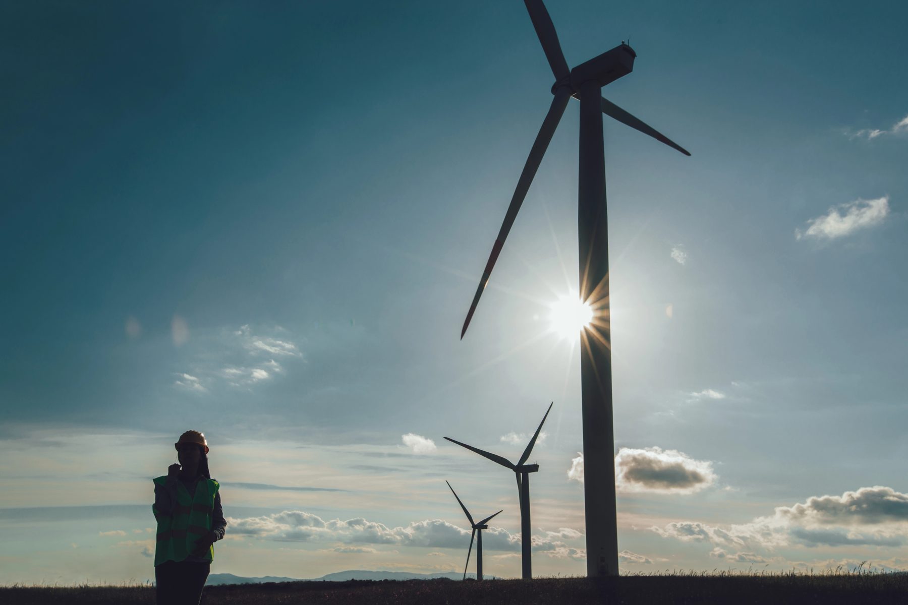 Windkraftanlagen in der Abenddämmerung