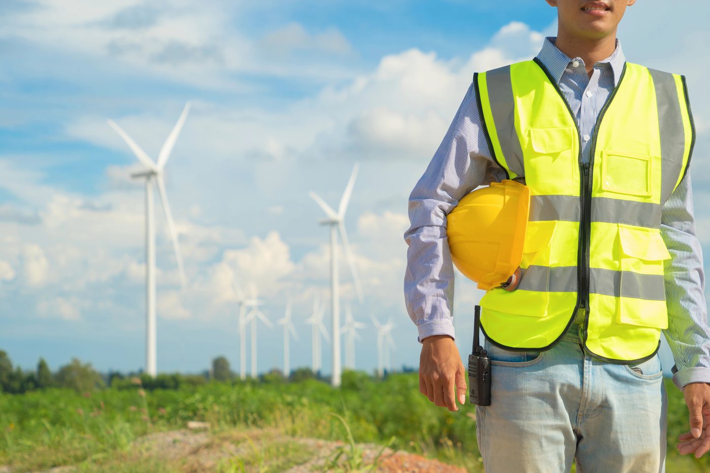 Techniker bei der Prüfung einer Windkraftanlage